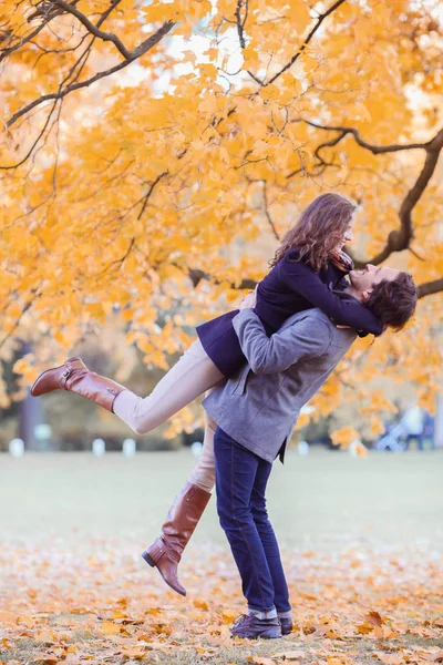 Couple hug in autumn park — Stock Photo, Image