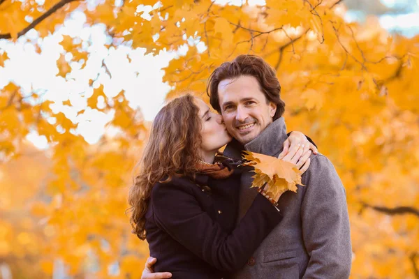 Couple baisers dans le parc d'automne — Photo
