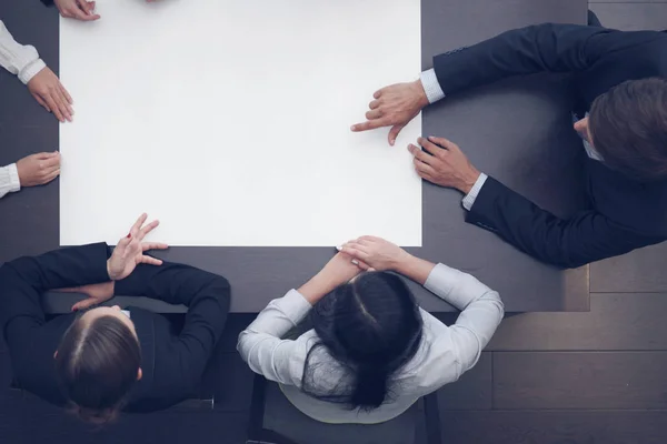 Mensen uit het bedrijfsleven en blanco papier — Stockfoto