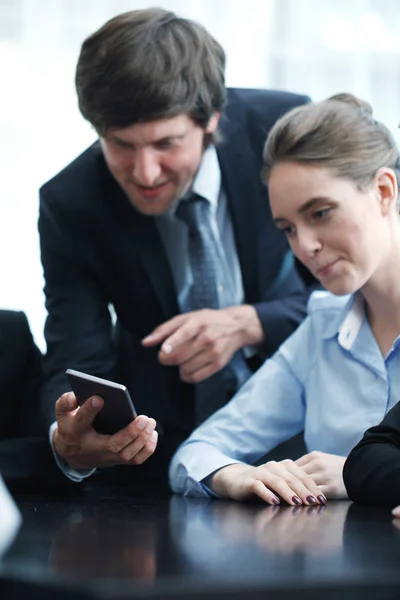 Forretningsfolk som bruker smarttelefon – stockfoto