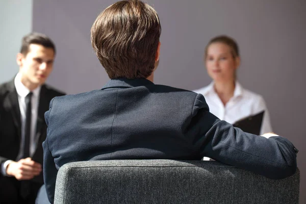 Hombre sentado en el trabajo Entrevista — Foto de Stock