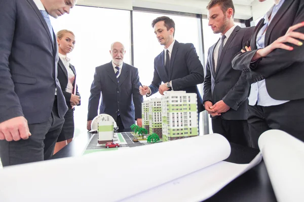 Arquitecto equipo de negocios en la reunión — Foto de Stock