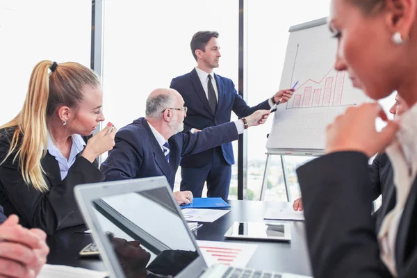 Executivo dando uma apresentação — Fotografia de Stock