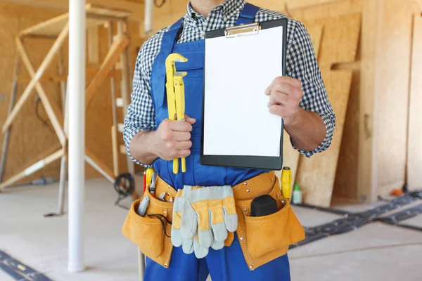 Trabajador con llave ajustable — Foto de Stock