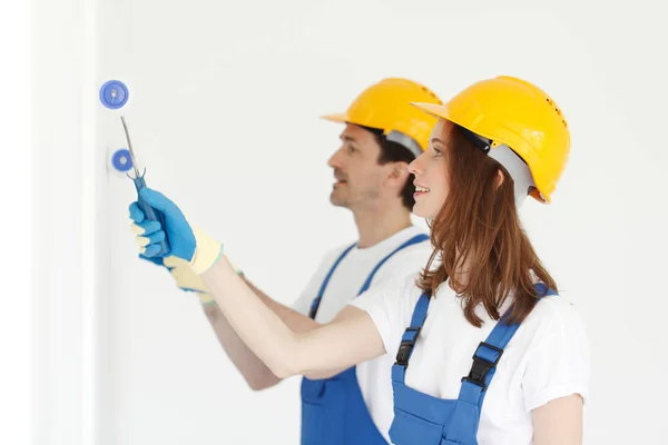 Trabajadores pintando paredes en casa nueva — Foto de Stock