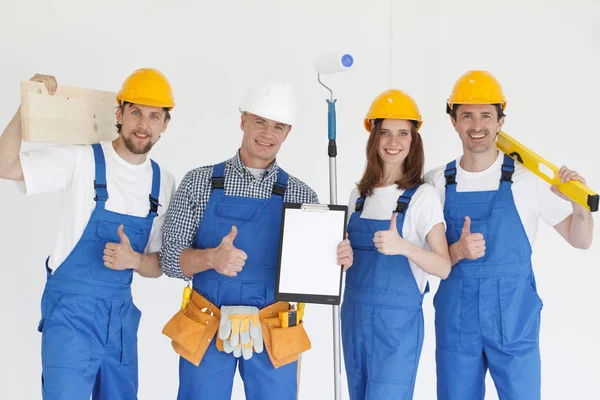 Trabajadores industriales con herramientas — Foto de Stock