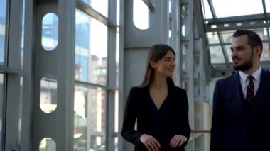 Modern bir iş merkezinin lobisinde yürüyen iş adamları