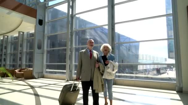 Pareja Mayor Aeropuerto Caminando Con Maleta Fondo Viaje Vacaciones — Vídeo de stock