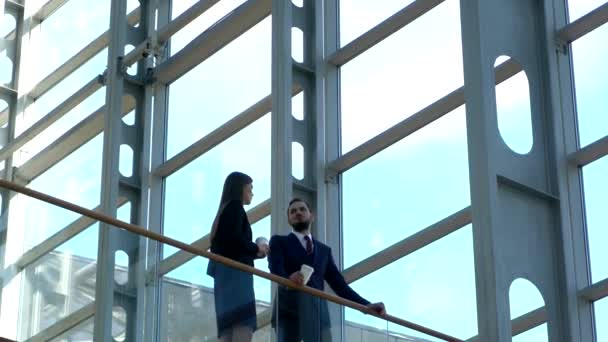 Deux Collègues Parlent Détendus Pause Café Rient — Video