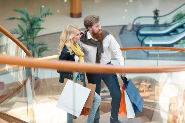 Pareja con bolsas de compras —  Fotos de Stock