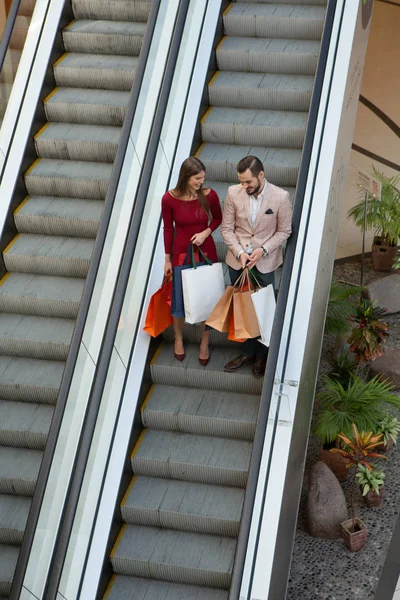 Casal com sacos de compras — Fotografia de Stock