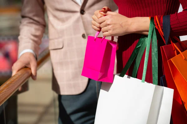 Jeune couple avec sacs à provisions — Photo