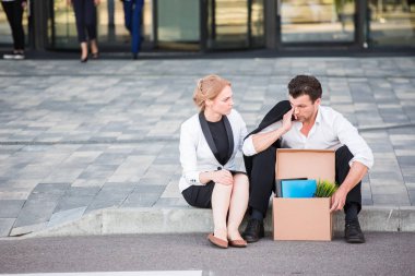 Ateş işadamı sokakta oturan