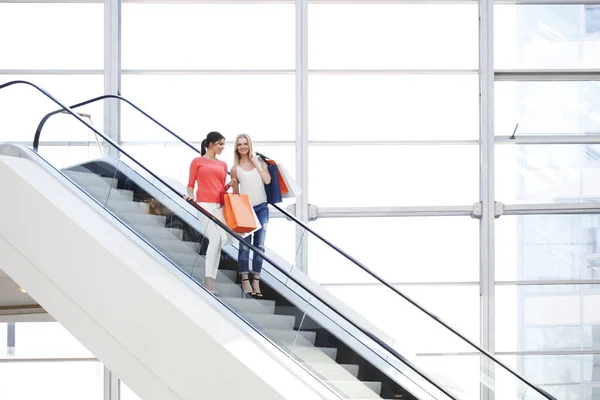 Femmes dans le centre commercial — Photo