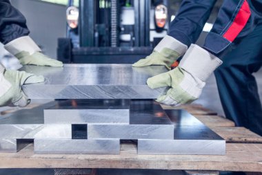 Alüminyum kütük alarak işçi