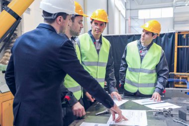 Cnc makine atölyesinde işçi