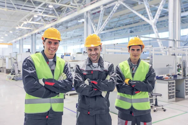 Trabajadores en fábrica — Foto de Stock