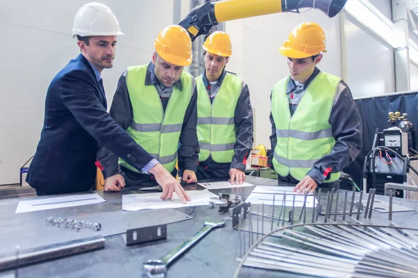 Trabajadores en el taller de máquinas CNC —  Fotos de Stock