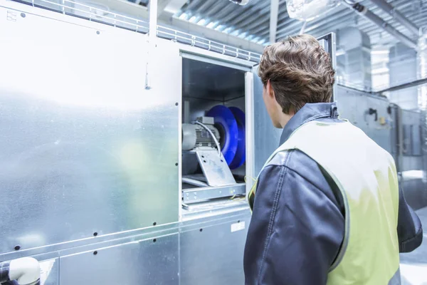 Werknemer in elektrische schakelapparatuur kamer — Stockfoto