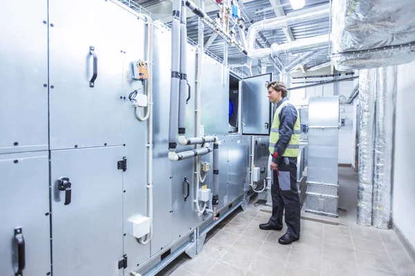 Trabajador en la sala de interruptores eléctricos — Foto de Stock