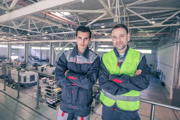 Trabajadores en fábrica — Foto de Stock