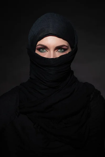 Muslimsk kvinne i hijab – stockfoto
