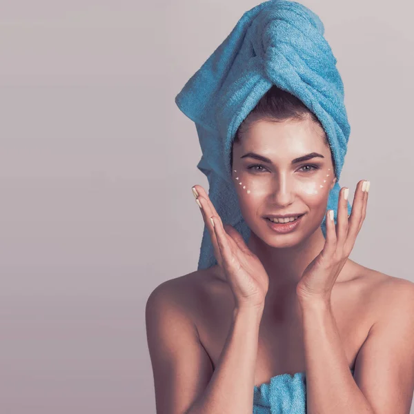 Woman applying a creme — Stock Photo, Image