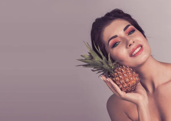 Kobieta z owocami ananasa — Zdjęcie stockowe