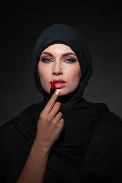 Retrato de mujer árabe pintando sus labios — Foto de Stock