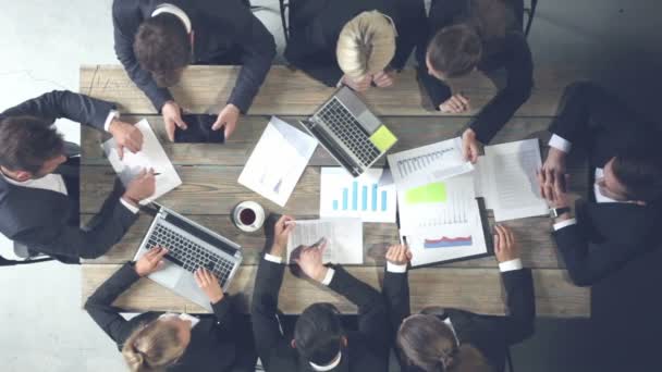 Executivos Empresas Reunião Trabalhando Com Documentos Financeiros Computadores — Vídeo de Stock