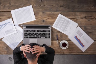 Kağıtları ile stresli iş adamı