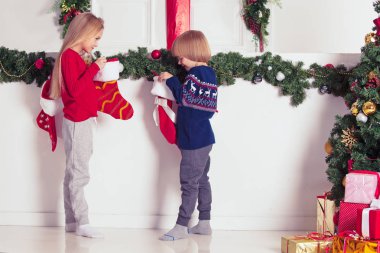 Çocuk açar Noel çorap