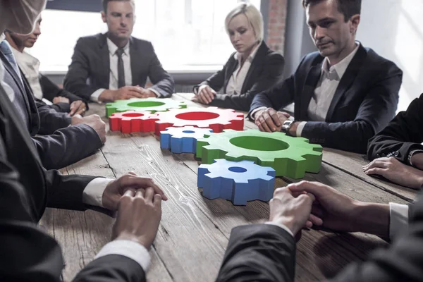 Mensen uit het bedrijfsleven met radertjes van bedrijf — Stockfoto