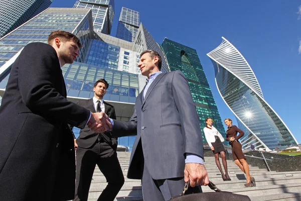 Negocios apretón de manos al aire libre — Foto de Stock