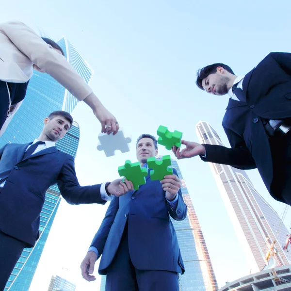 Gente de negocios ensamblando rompecabezas — Foto de Stock
