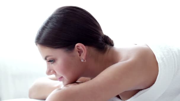 Conceito Beleza Skincare Modelo Feminino Deitado Toalha Durante Tratamento Cuidados — Vídeo de Stock