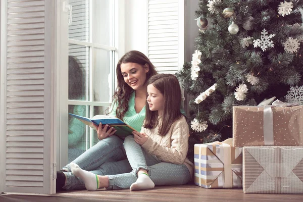 Madre e hija leyendo libro — Foto de Stock