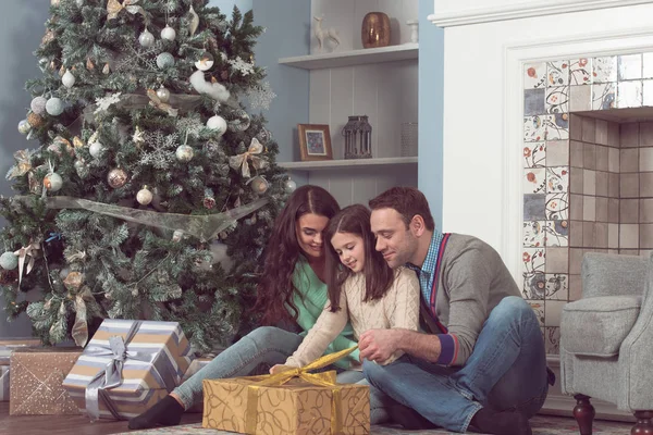 Familia se reúnen cerca del árbol de Navidad — Foto de Stock