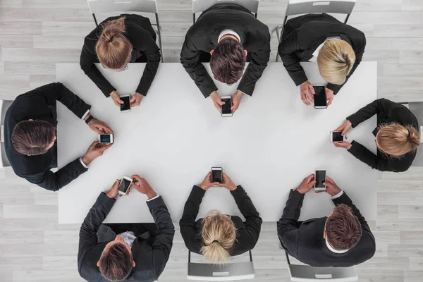 Affärsmän som använder smartphones — Stockfoto