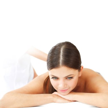 Gülümseyen kadın masaj merkezinden zevk alıyor.