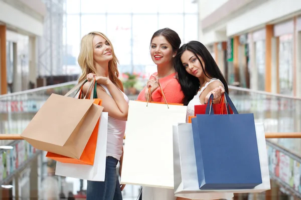Junge Schöne Glückliche Mädchen Zeigen Einkaufstüten Einkaufszentrum — Stockfoto