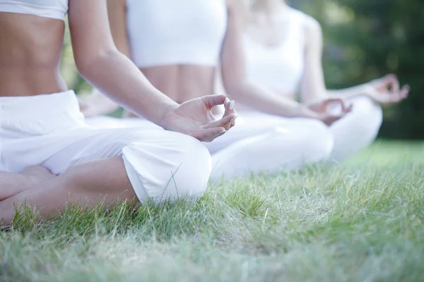 Mujeres Ropa Deportiva Blanca Sentadas Posición Loto Durante Entrenamiento Yoga — Foto de Stock