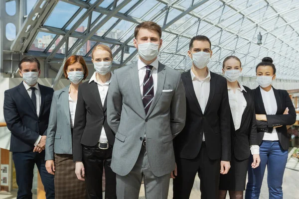 보호용 마스크를 착용하고 사업가들 — 스톡 사진