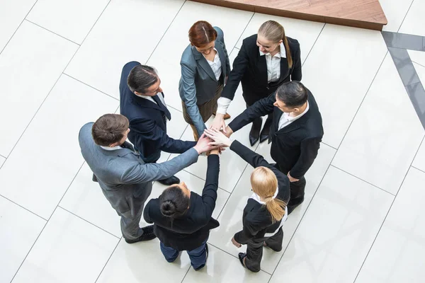 ビジネスチームワークの概念 従業員が手をつなぎ合わせるタワースタッキング手団結協力の概念 トップビュー — ストック写真