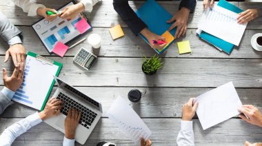 İş yönetimi planlama ekibi konsepti, ofis masasında oturan ve finansal veri raporlarıyla çalışan insanlar.