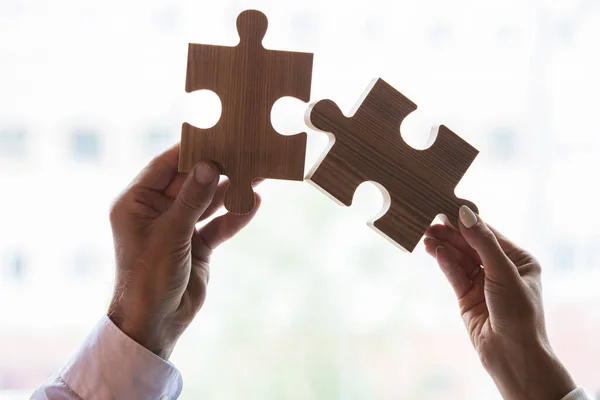 Mains Masculines Féminines Avec Des Pièces Puzzle Sur Blanc Problème — Photo