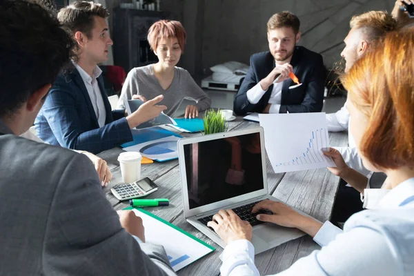 企业整体管理规划小组概念 坐在办公室桌旁处理财务数据报告的人员 — 图库照片