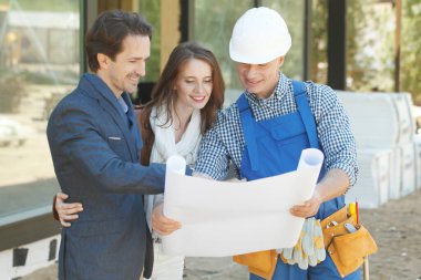 Foreman, mutlu bir çiftin yeni ev konseptine ev tasarımı planını gösteriyor.
