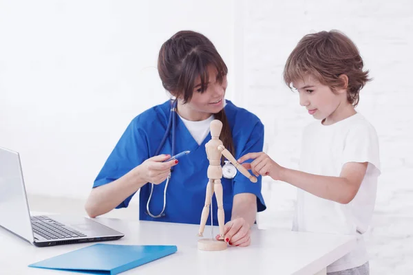 Médico Mostrando Muñeca Anatómica Hijo Paciente Consultorio Médico — Foto de Stock