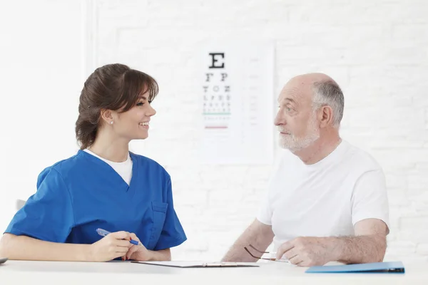 Γιατρός Κάνει Τεστ Όρασης Για Νέα Γυαλιά Για Ηλικιωμένους Ασθενείς — Φωτογραφία Αρχείου